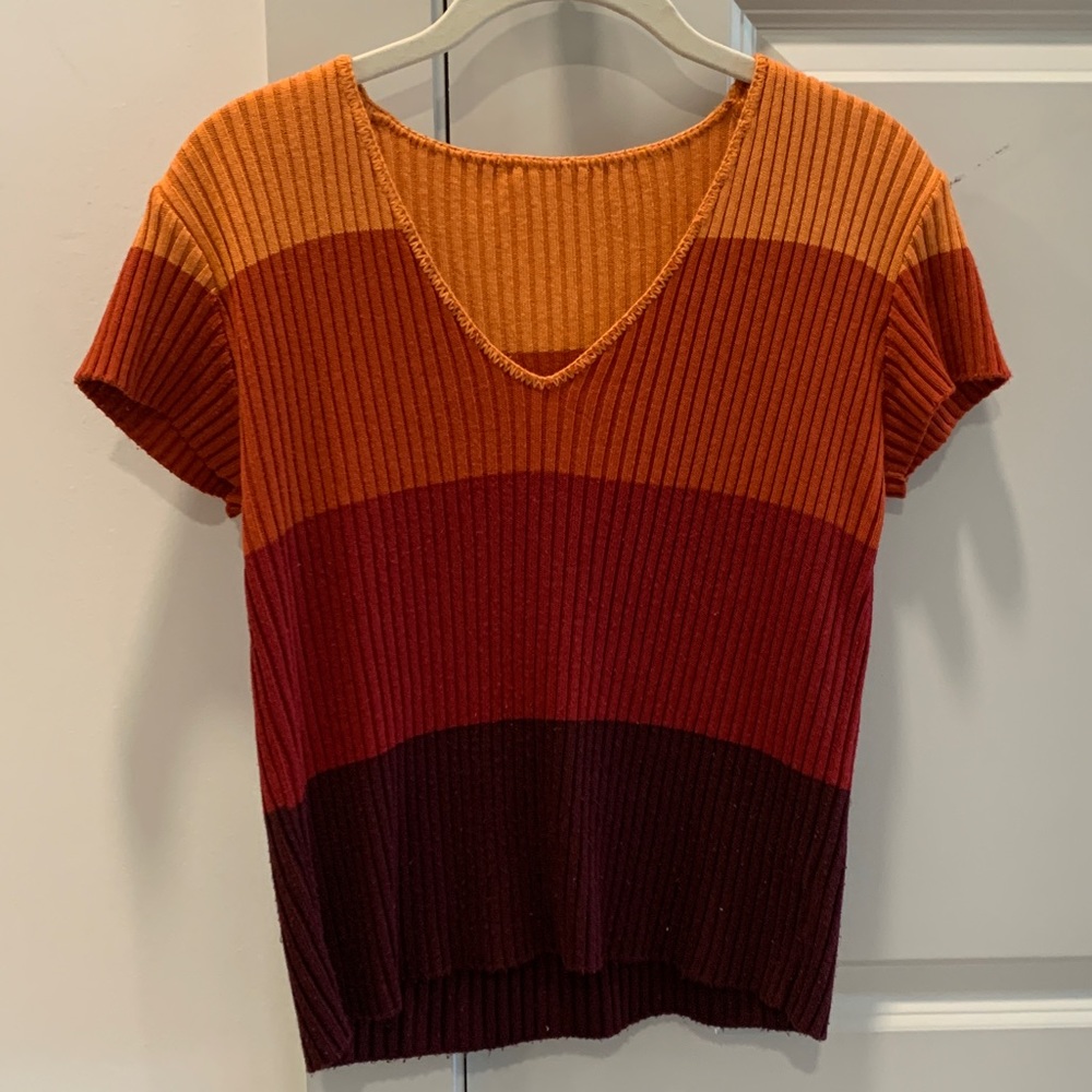 Women’s XS shorts sleeve v neck sweater, multicolored, in great condition!